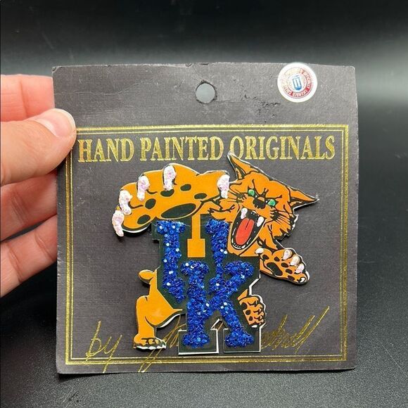 New NCAA Licensed Signed Joan Studnell Univ of Kentucky Wildcats Brooch Pin - Picture 1 of 7